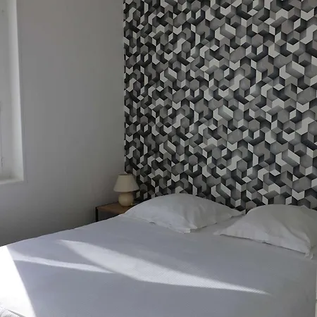 2 Pers A Royan, 34m2, Pres De La Plage Et Centre-ville, Parking Inclus - Fr-1-494-187 * Royan