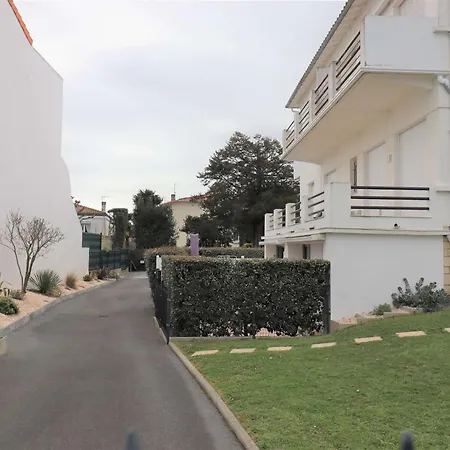 2 Pers A Royan, 34m2, Pres De La Plage Et Centre-ville, Parking Inclus - Fr-1-494-187 Apartment
